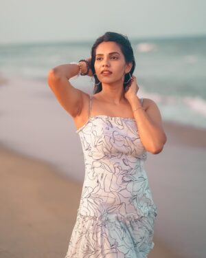 Shathiga Instagram - கொஞ்சம் கொஞ்சம்🤍
.
Shot by @mk_portraitz 
Outfit @label_natalia_livingston 
.
#shathiga#actor#tamil#beach#beachgirl#white#photoshoot#photography#potraitphotography#chennai