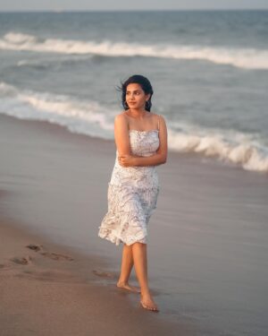 Shathiga Instagram - கொஞ்சம் கொஞ்சம்🤍
.
Shot by @mk_portraitz 
Outfit @label_natalia_livingston 
.
#shathiga#actor#tamil#beach#beachgirl#white#photoshoot#photography#potraitphotography#chennai