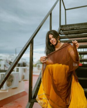 Shathiga Instagram - இங்க நான் தனியா இருக்கேன்
எதுக்குன்னு தெரியுமா!
.
Shot by @rudran_praveen 
.
#shathiga#actor#tamil#ethnic#traditional#yellow#yellowlove#halfsaree#causal#photoshoot#chennai