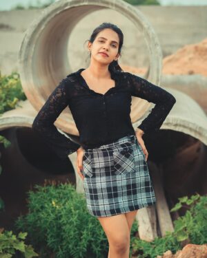 Shathiga Instagram - Mudila paaa🙈🤍
.
Shot by @mk_portraitz 
.

.
#shathiga#actor#tamil#casual#photoshoot#potraitphotography#fashionphotography#black#blacklove#chennai