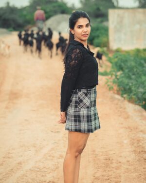 Shathiga Instagram - Mudila paaa🙈🤍
.
Shot by @mk_portraitz 
.

.
#shathiga#actor#tamil#casual#photoshoot#potraitphotography#fashionphotography#black#blacklove#chennai