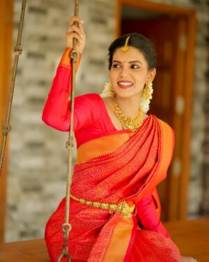 Shathiga Instagram - காதலுடன்❣️
.
📸 @rudran_praveen 🙏🏻😁
Nextu GRT, Tanishq cover shoot dhan😜
.
Jewellery @blush_rental_costume28 ✨
.
Also Comment below if ur sick f my traditional posts😜
.
.
#shathiga#actor#tamil#traditional#saree#sareelove#red#ethnic#bridal#vijaytv#chennai