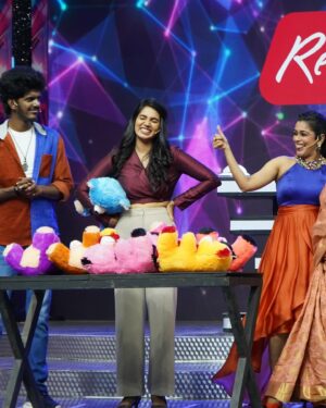 Shathiga Instagram - How was today’s episode?!🤩🥳 #tiktiktik
.
Had a great time with @kikivijay11 @bjbala_kpy @rudran_praveen @_shalinii__ @akash__premkumar 
.
Thank you @globalvillagers @vijaytelevision 
.
Mua @anitasmakeupartistry 
Hair @dhanusha_makeup_artist 
.
#shathiga#actor#tamil#vijaytv#tiktiktik#realityshow#mahanathi#chennai
