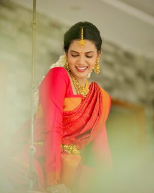 Shathiga Instagram - காதலுடன்❣️
.
📸 @rudran_praveen 🙏🏻😁
Nextu GRT, Tanishq cover shoot dhan😜
.
Jewellery @blush_rental_costume28 ✨
.
Also Comment below if ur sick f my traditional posts😜
.
.
#shathiga#actor#tamil#traditional#saree#sareelove#red#ethnic#bridal#vijaytv#chennai