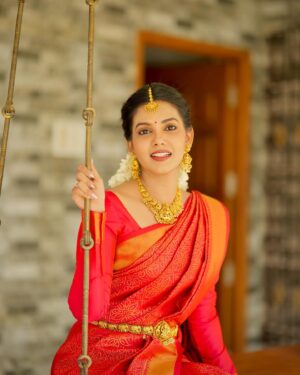 Shathiga Instagram - காதலுடன்❣️
.
📸 @rudran_praveen 🙏🏻😁
Nextu GRT, Tanishq cover shoot dhan😜
.
Jewellery @blush_rental_costume28 ✨
.
Also Comment below if ur sick f my traditional posts😜
.
.
#shathiga#actor#tamil#traditional#saree#sareelove#red#ethnic#bridal#vijaytv#chennai
