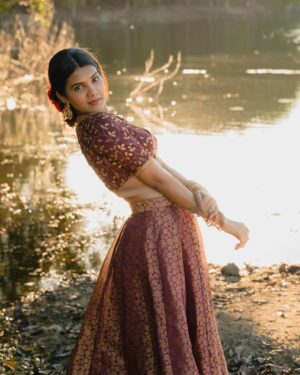 Shathiga Instagram - முத்தாடுதே✨
.
Shot by @sk24official 
Outfit @arudpa 
.
#shathiga#actor#tamil#photoshoot#photography#potraitphotography#indowestern#chennai