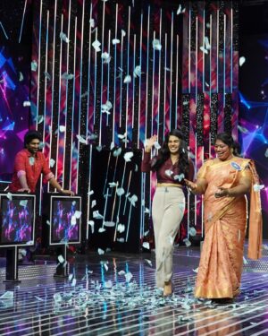 Shathiga Instagram - How was today’s episode?!🤩🥳 #tiktiktik
.
Had a great time with @kikivijay11 @bjbala_kpy @rudran_praveen @_shalinii__ @akash__premkumar 
.
Thank you @globalvillagers @vijaytelevision 
.
Mua @anitasmakeupartistry 
Hair @dhanusha_makeup_artist 
.
#shathiga#actor#tamil#vijaytv#tiktiktik#realityshow#mahanathi#chennai