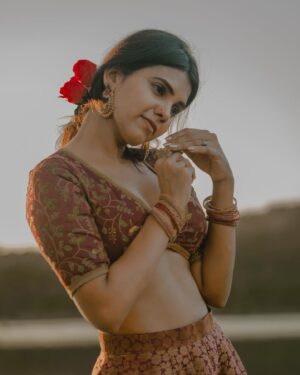 Shathiga Instagram - அன்பே🤍
.
📸 @sk24official 
Outfit @arudpa 
.
#shathiga#actor#tamil#photoshoot#photography#potraitphotography#ethnic#aethetic#chennai