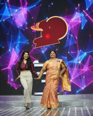 Shathiga Instagram - How was today’s episode?!🤩🥳 #tiktiktik
.
Had a great time with @kikivijay11 @bjbala_kpy @rudran_praveen @_shalinii__ @akash__premkumar 
.
Thank you @globalvillagers @vijaytelevision 
.
Mua @anitasmakeupartistry 
Hair @dhanusha_makeup_artist 
.
#shathiga#actor#tamil#vijaytv#tiktiktik#realityshow#mahanathi#chennai
