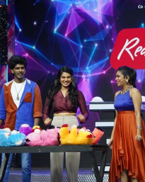 Shathiga Instagram - How was today’s episode?!🤩🥳 #tiktiktik
.
Had a great time with @kikivijay11 @bjbala_kpy @rudran_praveen @_shalinii__ @akash__premkumar 
.
Thank you @globalvillagers @vijaytelevision 
.
Mua @anitasmakeupartistry 
Hair @dhanusha_makeup_artist 
.
#shathiga#actor#tamil#vijaytv#tiktiktik#realityshow#mahanathi#chennai