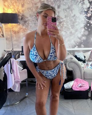 Shaughna Phillips Instagram - A mum tum sandwich 🤪

I don’t know if I can tighten the skin on my belly, but I also don’t care? That’s where my lil babe called home for 9 months 🥰🫶🏼