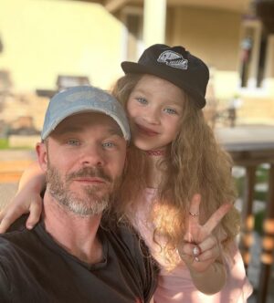 Shawn Ashmore Instagram - Family hangs:) ❤️