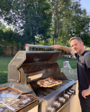 Shawn Ashmore Instagram - BBQ pizza with Olly:) yum!! ❤️❤️ 📷 @lindagashmore