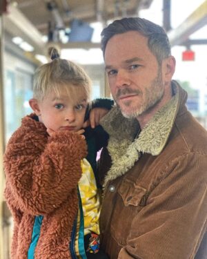 Shawn Ashmore Instagram - Oliver waiting for his first monorail.
Vegas has been rad! Thanks @paulnichollsent ❤️❤️❤️🔥🔥🔥 📷 @danarashmore