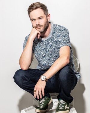 Shawn Ashmore Instagram - Just a man, squatting on a chair, looking a little bored, telling you that the season four premier of @therookieabc this Sunday is SUPER EXCITING:) check it out this Sunday!
@wingmanmagazine