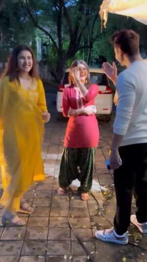 Sheena Bajaj Instagram - Her first proper visit on set today 😍❤️😘
#yrkkh #yehrishtakyakehlatahai #abhimaan #rosheena #setvisit
@imsheenabajaj @samridhiishuklaofficial