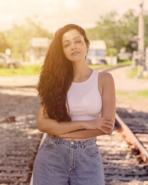 Sheena Chohan Instagram - Wherever you go, always bring your own SUNSHINE . Walk with PURPOSE , and your tracks will ALIGN !. ✨ 

📸: @richellavette 
.
.
.

#PurposefulPath #ShineOn #SheenaChohan #photooftheday #photography #instaphoto #sheenachohan #railwayphotography #international #candid #natural #actress #sunkissed