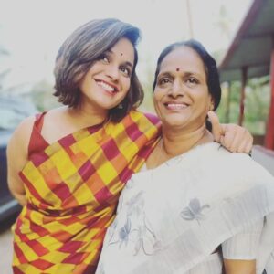 Sheetal Shetty Instagram - ಅಮ್ಮ ಮತ್ತು ನಾನು 🙂💐 mom and me💐
#karnataka #dakshinakannada #udupi #brahmavara #kannadafilmindustry #sandalwood #motherlove #daugther