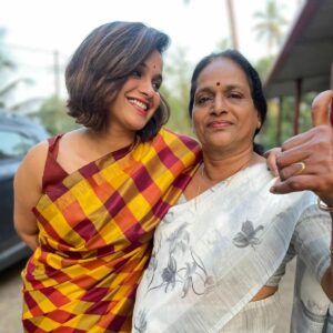 Sheetal Shetty Instagram - ಅಮ್ಮ ಮತ್ತು ನಾನು 🙂💐 mom and me💐
#karnataka #dakshinakannada #udupi #brahmavara #kannadafilmindustry #sandalwood #motherlove #daugther