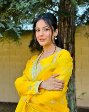 Shehnaaz Kaur Gill Instagram - Sunshine in a yellow dress.☀️☀️ 

Outfit:- @kalighataindia 
Jewllery - @rebaarifashionjewellery
@stylingbyvictor @sohail__mughal___