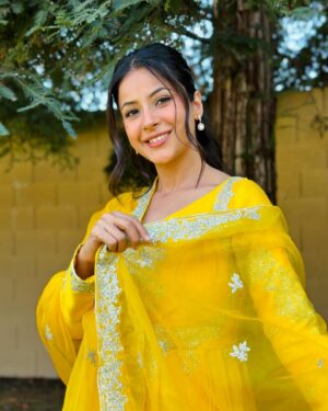 Shehnaaz Kaur Gill Instagram - Sunshine in a yellow dress.☀️☀️ 

Outfit:- @kalighataindia 
Jewllery - @rebaarifashionjewellery
@stylingbyvictor @sohail__mughal___