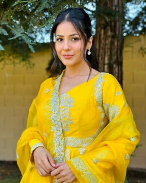 Shehnaaz Kaur Gill Instagram - Sunshine in a yellow dress.☀️☀️ 

Outfit:- @kalighataindia 
Jewllery - @rebaarifashionjewellery
@stylingbyvictor @sohail__mughal___