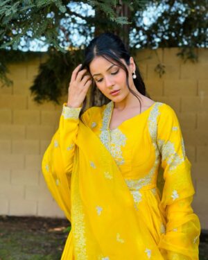 Shehnaaz Kaur Gill Instagram - Sunshine in a yellow dress.☀️☀️ 

Outfit:- @kalighataindia 
Jewllery - @rebaarifashionjewellery
@stylingbyvictor @sohail__mughal___