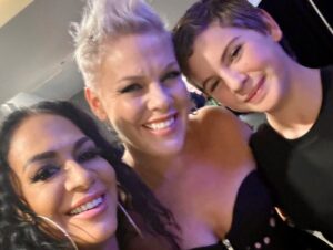Sheila E. Instagram - I had a wonderful night! Being among all these stars whom most are my friends was an honor, and sharing music with you all was truly special. ✨✨✨ THANKS!!! #SheilaEDrummer

Hair & Makeup by: @glambynatalie.
📸: @iacheveres.