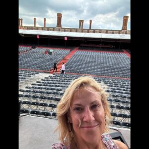 Sheryl Crow Instagram - Yesterday was so amazing! Playing Hampton Court Palace was surreal! King Henry’s palace rocked!! @hcpfestival 

Thank you, Sarah… my sister in breast cancer… for giving us a wonderful tour!
