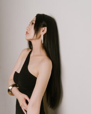 Shi Shi Instagram - 先來點紅毯美照唄！我是你的第幾美？🥰

gown @monotofficial @fwrd 
jewelry @boucheron 
shoes @aquazzura_taiwan 
styling @adec12 
hair @zoom_vanessa 
makeup @clairechengmakeup 
nail art @0.5.2.6 
manager @meluko1007 
photo @rockykao456 / @imhyl / 媒體

@gmamusic.official #金曲獎 #GMA35