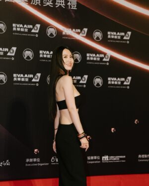 Shi Shi Instagram - 先來點紅毯美照唄！我是你的第幾美？🥰

gown @monotofficial @fwrd 
jewelry @boucheron 
shoes @aquazzura_taiwan 
styling @adec12 
hair @zoom_vanessa 
makeup @clairechengmakeup 
nail art @0.5.2.6 
manager @meluko1007 
photo @rockykao456 / @imhyl / 媒體

@gmamusic.official #金曲獎 #GMA35