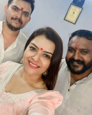 Shilpa Raizada Instagram - Happy raksha bandhan ♥️ 

Har ghar mein parvarish aisi ho jo #rgkar mein hua vo dobara kabhi na ho 

Hope we heal 🥲soon 🙏🏻🙏🏻🙏🏻 
Hope for justice 🙏🏻 
 @sonam08chouhan 
#hopeforjustice #rgkarmedicalcollege #nocrime #freedom #life #preciousmoments #family #godiskind #bekind #behumble #begrateful #thankyouforeverything #nocomplain 🙂🙏🏻 #jaiho #shilparaizada