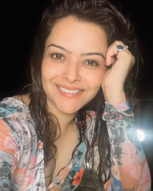 Shilpa Raizada Instagram - Rain ☔️ and me 
 

☔️♥️😎
 #rain #me #i #myself #selfcare #selfie #selfimprovement #selflovequotes #live #love #laugh #gratitude #greatful #godiskind #thankyou #thankyoueveryone