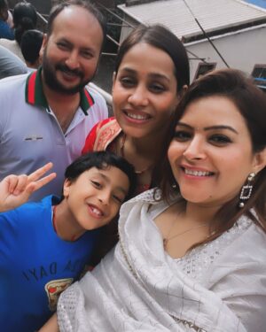 Shilpa Raizada Instagram - Bheema Shankar aur Trambkheswar mandir jaane ka avasar prapt hua…… meri friend Ankita aur uski family  k sath har har Mahadev 🙏🏻

 #harharmahadev #jaimahakal #harharshambhu #jaibholenath 🙏🏻