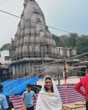 Shilpa Raizada Instagram - Bheema Shankar aur Trambkheswar mandir jaane ka avasar prapt hua…… meri friend Ankita aur uski family  k sath har har Mahadev 🙏🏻

 #harharmahadev #jaimahakal #harharshambhu #jaibholenath 🙏🏻