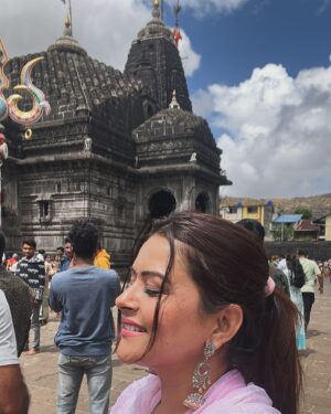 Shilpa Raizada Instagram - Bheema Shankar aur Trambkheswar mandir jaane ka avasar prapt hua…… meri friend Ankita aur uski family  k sath har har Mahadev 🙏🏻

 #harharmahadev #jaimahakal #harharshambhu #jaibholenath 🙏🏻