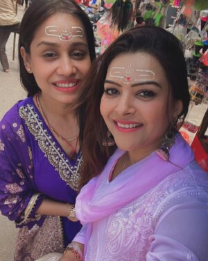 Shilpa Raizada Instagram - Bheema Shankar aur Trambkheswar mandir jaane ka avasar prapt hua…… meri friend Ankita aur uski family  k sath har har Mahadev 🙏🏻

 #harharmahadev #jaimahakal #harharshambhu #jaibholenath 🙏🏻