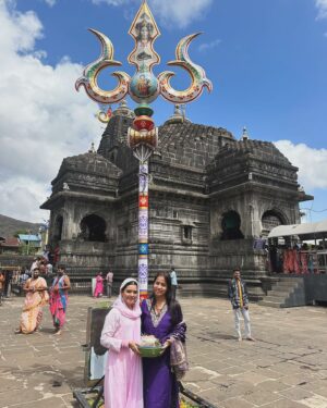 Shilpa Raizada Instagram - Bheema Shankar aur Trambkheswar mandir jaane ka avasar prapt hua…… meri friend Ankita aur uski family  k sath har har Mahadev 🙏🏻

 #harharmahadev #jaimahakal #harharshambhu #jaibholenath 🙏🏻