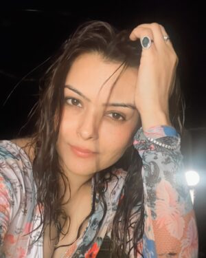 Shilpa Raizada Instagram - Rain ☔️ and me 
 

☔️♥️😎
 #rain #me #i #myself #selfcare #selfie #selfimprovement #selflovequotes #live #love #laugh #gratitude #greatful #godiskind #thankyou #thankyoueveryone