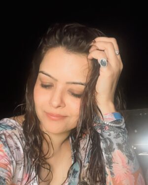 Shilpa Raizada Instagram - Rain ☔️ and me 
 

☔️♥️😎
 #rain #me #i #myself #selfcare #selfie #selfimprovement #selflovequotes #live #love #laugh #gratitude #greatful #godiskind #thankyou #thankyoueveryone