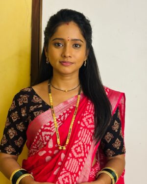 Shilpa Thakre Instagram - कसा वाटतोय स्वानंदीचा हा लुक ??😍

#shilpathakre #expressionqueen #swanandi #navijanmenme #sunmarathi #njm #instagram #instagood #instadaily #instalike #instamood #ootd #ooty #traditional