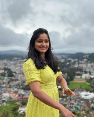 Shilpa Thakre Instagram - H🌼PE …….✨✨

#shilpathakre #expressionqueen #ooty #conoor #travel #travelphotography #travelgram #explore #exploring #insta #instagood #instagram #instamood #mountains #pahad #picoftheday #ootd #nature #live #love #solotravel #solo