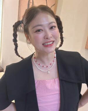Shim Jin-hwa Instagram - -
오늘 야외촬영이라 땀 범벅이 될거라며
머리를 내리면 안된다고
우리 헤어쌤이 이렇게나 깜찍하게 해주심🤭
@jennyhouse_su.ubeen ♥️
사랑해요🫶

나 마흔다쩟짤😝
삐삐머리 어떤데✌️

메이컵 신의손 @lee_hanna_makeup

-11.5kg

앞으로 9키로 남음!!!

협찬 광고 계약 아무것도 없이 스스로 빼보고 있어요^^
조금씩 알아봐 주시고 계셔서 기분이가 좋아요. 
이번에 빼면 꼭 계속 유지 할라고요 ㅋㅋㅋ

아자아자‼️
응원해주세요😍