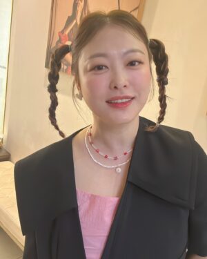 Shim Jin-hwa Instagram - -
오늘 야외촬영이라 땀 범벅이 될거라며
머리를 내리면 안된다고
우리 헤어쌤이 이렇게나 깜찍하게 해주심🤭
@jennyhouse_su.ubeen ♥️
사랑해요🫶

나 마흔다쩟짤😝
삐삐머리 어떤데✌️

메이컵 신의손 @lee_hanna_makeup

-11.5kg

앞으로 9키로 남음!!!

협찬 광고 계약 아무것도 없이 스스로 빼보고 있어요^^
조금씩 알아봐 주시고 계셔서 기분이가 좋아요. 
이번에 빼면 꼭 계속 유지 할라고요 ㅋㅋㅋ

아자아자‼️
응원해주세요😍