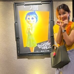 Shin Ae-ra Instagram - 자녀에게 어떤 유산을 주시겠어요? 저는 기뻐하는마음과 감사하는 마음을 주고싶어요. 기쁨과 감사는 어디서든, 어떤상황이든 자신을 살릴수있는 원동력입니다.