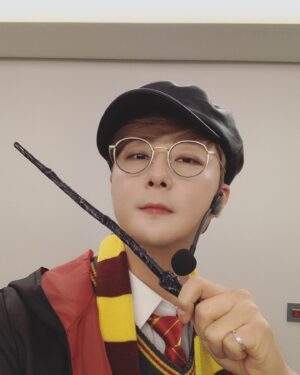 Shin Hye-sung Instagram - .
윙가르디움 레비오우사
여러분 맛저녁 하셨나요?
.
잠시 후 혜성 캠프의 하이라이트!
뮤직쇼가 시작됩니다! 
8시반 포레스트홀에서 만나요🎶
.
#신화 #신혜성
#혜성캠프 #2019혜성캠프 #TimeToShine
