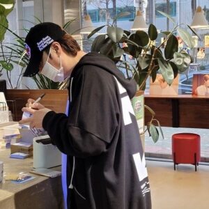 Shin Hye-sung Instagram - .
라디오 출근 전 잠시 들른 카페🥤
코로나19 사회적 거리두기 2단계 시행으로
카페에 머무르지는 못하고 나왔지만
팬 여러분들의 사랑을 느낄 수 있는 시간이었습니다😊

다른 곳에서도 이벤트가 진행 중인데
모두 다 가보지 못해 많이 아쉬워 하기도 했고요!

신혜성 님의 생일을 축하해 주시는
모든 신화창조 여러분 감사합니다♥︎

사회적 거리두기 꼭! 지키시면서 행복한 날 보내세요!
오늘도 #혜빛밤 😊

#신화 #SHINHWA #신혜성 #SHINHYESUNG
#생일 #Birthday #생일축하합니다 🎉🎉