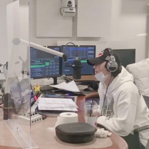 Shin Hye-sung Instagram - 이대로 셩디를 보내기엔 아쉬워서
2월 19일 금요일 마지막 생방송에서
울다가😥 웃다가🤣 정신없던
그날의 신혜성 님 모습을 전해드립니다~

(뒤에 영상 2개는 부스 밖이라 소리가 안 들려서 음악으로 대신했습니다🤗)

#신화 #SHINHWA #신혜성 #SHINHYESUNG