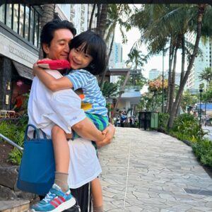 Shin Hyun-joon Instagram - 아빠한테 안겨있는걸 참 좋아하는 예준이🩵
아빠가 언제든지 안아줄거야 사랑해🌈
Yejoon who really likes to be in my arms😊

화려하지 않아도 정결하게 사는 삶
가진 것이 적어도 감사하며 사는 삶
내게 주신 작은 힘 나눠주며 사는 삶
이것이 나의 삶의 행복이라오
눈물 날 일 많지만 기도할 수 있는 것
억울한 일 많으나 주를 위해 참는 것
비록 짧은 작은 삶 주 뜻대로 사는 것
이것이 나의 삶의 행복이라오
이것이 행복 행복이라오
세상은 알 수 없는 하나님 선물
이것이 행복 행복이라오
하나님의 자녀로 살아가는 것
이것이 행복이라오
아멘🙏🏼

#love #family #blessing #thankyoujesus 
#jesuslovesyou 
#기도하는아빠🙏🏼
#모든것을주님께맡기고