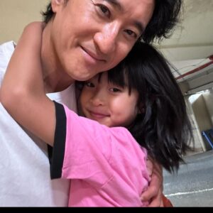 Shin Hyun-joon Instagram - 아빠한테 안겨있는걸 참 좋아하는 예준이🩵
아빠가 언제든지 안아줄거야 사랑해🌈
Yejoon who really likes to be in my arms😊

화려하지 않아도 정결하게 사는 삶
가진 것이 적어도 감사하며 사는 삶
내게 주신 작은 힘 나눠주며 사는 삶
이것이 나의 삶의 행복이라오
눈물 날 일 많지만 기도할 수 있는 것
억울한 일 많으나 주를 위해 참는 것
비록 짧은 작은 삶 주 뜻대로 사는 것
이것이 나의 삶의 행복이라오
이것이 행복 행복이라오
세상은 알 수 없는 하나님 선물
이것이 행복 행복이라오
하나님의 자녀로 살아가는 것
이것이 행복이라오
아멘🙏🏼

#love #family #blessing #thankyoujesus 
#jesuslovesyou 
#기도하는아빠🙏🏼
#모든것을주님께맡기고
